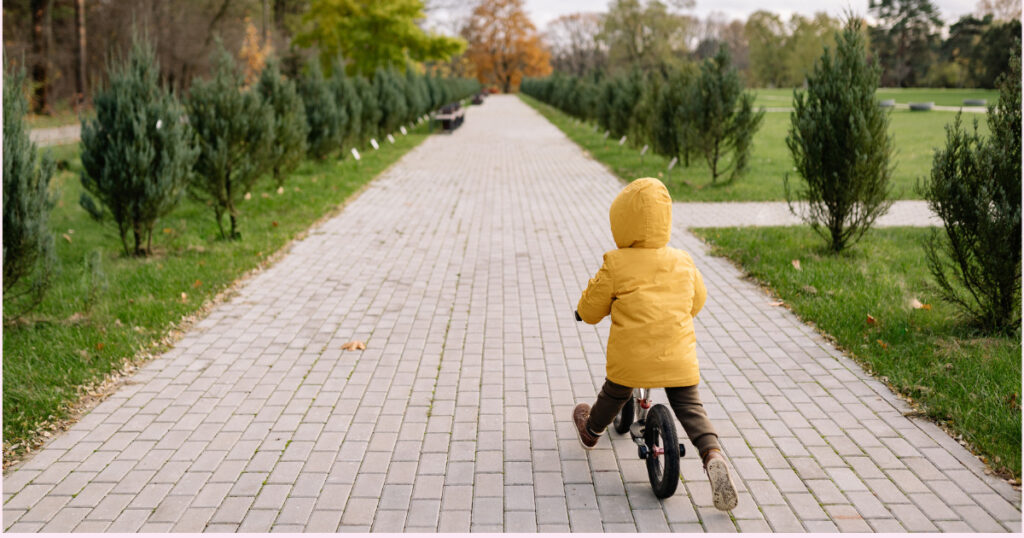 子どもがキックバイクに乗る画像