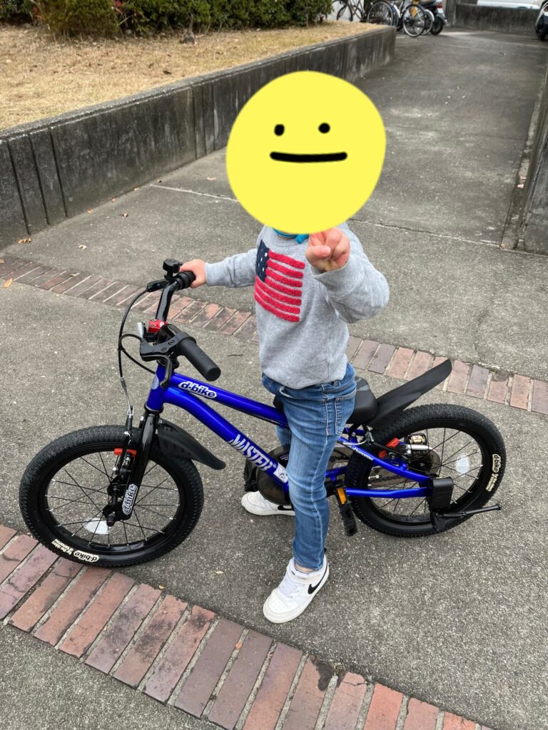 子どもが自転車に乗る画像